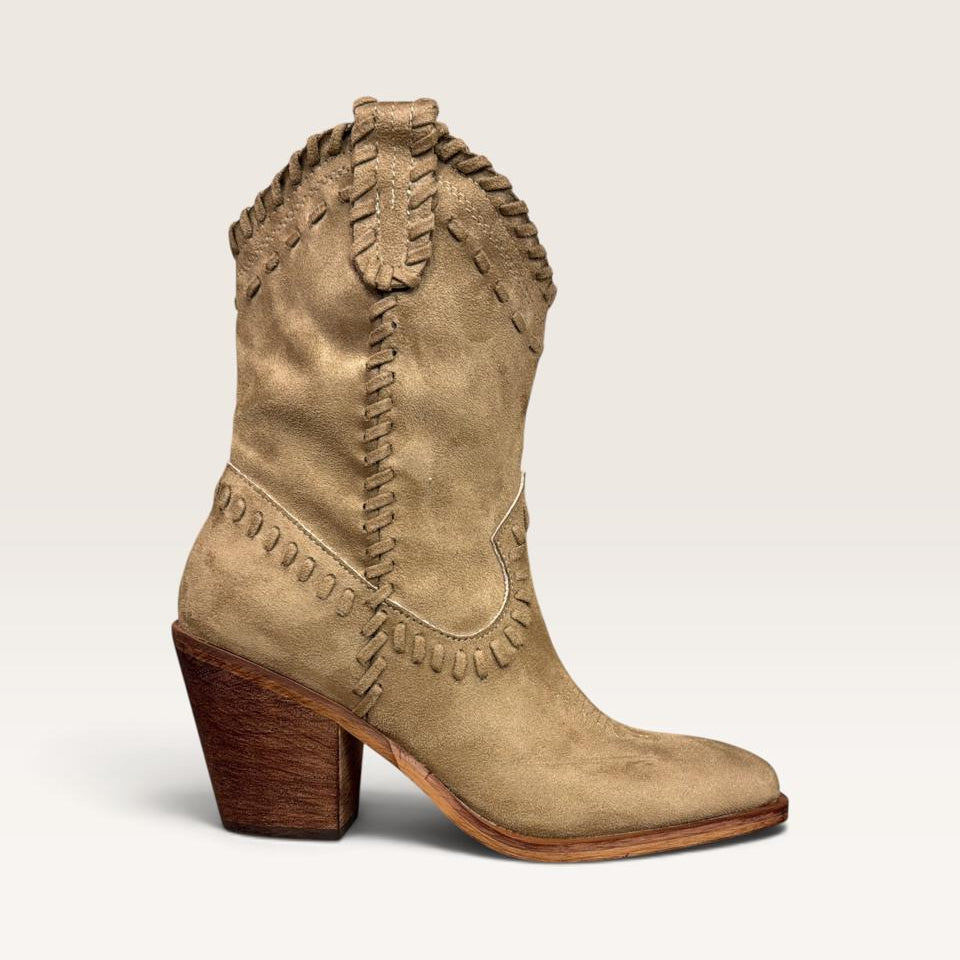 Camelia Boots D17